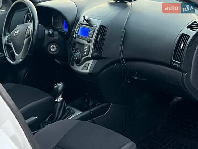 Білий Хендай i30, об'ємом двигуна 1.6 л та пробігом 270 тис. км за 6800 $, фото 18 на Automoto.ua