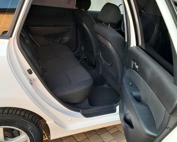 Белый Хендай i30, объемом двигателя 1.58 л и пробегом 217 тыс. км за 7900 $, фото 18 на Automoto.ua