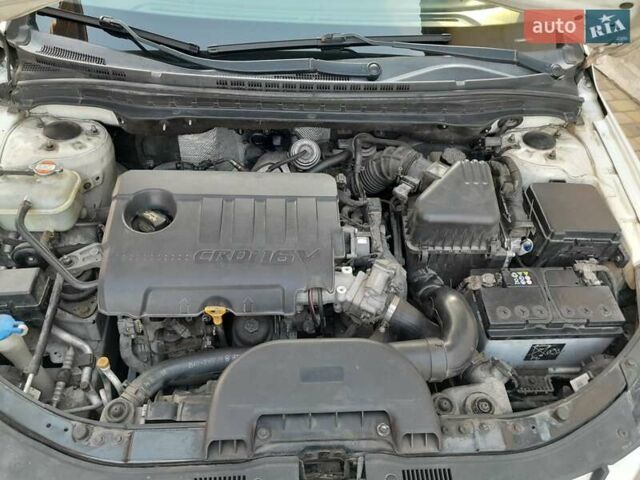 Белый Хендай i30, объемом двигателя 1.58 л и пробегом 217 тыс. км за 7900 $, фото 12 на Automoto.ua