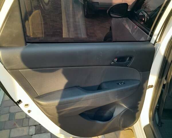 Белый Хендай i30, объемом двигателя 1.58 л и пробегом 217 тыс. км за 7900 $, фото 5 на Automoto.ua