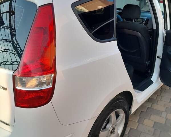 Белый Хендай i30, объемом двигателя 1.58 л и пробегом 217 тыс. км за 7900 $, фото 25 на Automoto.ua