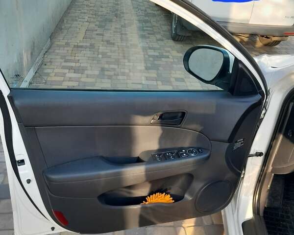 Белый Хендай i30, объемом двигателя 1.58 л и пробегом 217 тыс. км за 7900 $, фото 9 на Automoto.ua