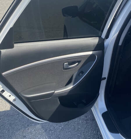 Белый Хендай i30, объемом двигателя 1.58 л и пробегом 224 тыс. км за 8300 $, фото 11 на Automoto.ua