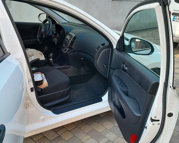 Белый Хендай i30, объемом двигателя 1.58 л и пробегом 217 тыс. км за 7900 $, фото 17 на Automoto.ua