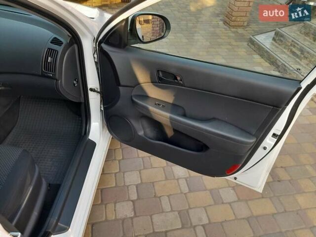Белый Хендай i30, объемом двигателя 1.58 л и пробегом 217 тыс. км за 7900 $, фото 1 на Automoto.ua