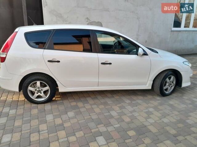 Белый Хендай i30, объемом двигателя 1.58 л и пробегом 217 тыс. км за 7900 $, фото 21 на Automoto.ua