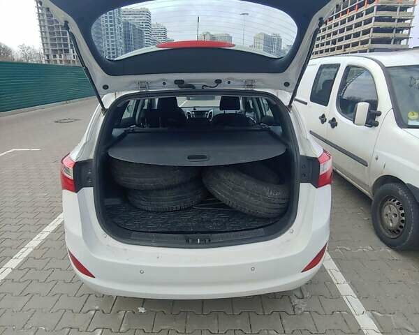 Білий Хендай i30, об'ємом двигуна 1.58 л та пробігом 230 тис. км за 9600 $, фото 5 на Automoto.ua