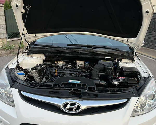 Білий Хендай i30, об'ємом двигуна 1.6 л та пробігом 270 тис. км за 6800 $, фото 10 на Automoto.ua