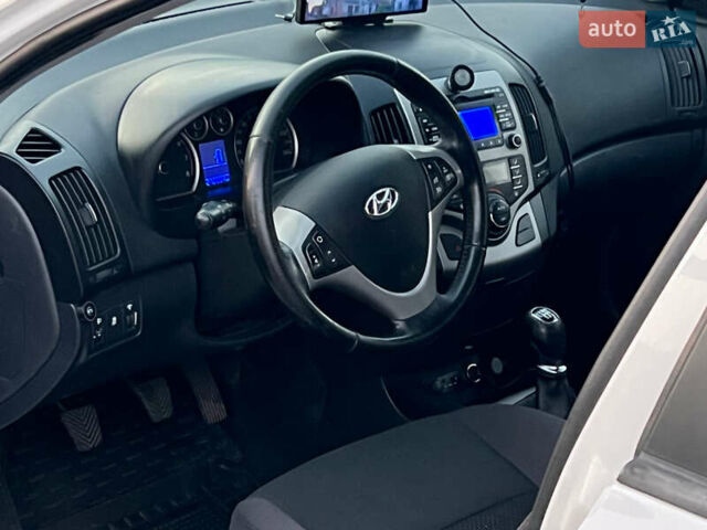Білий Хендай i30, об'ємом двигуна 1.6 л та пробігом 270 тис. км за 6800 $, фото 27 на Automoto.ua