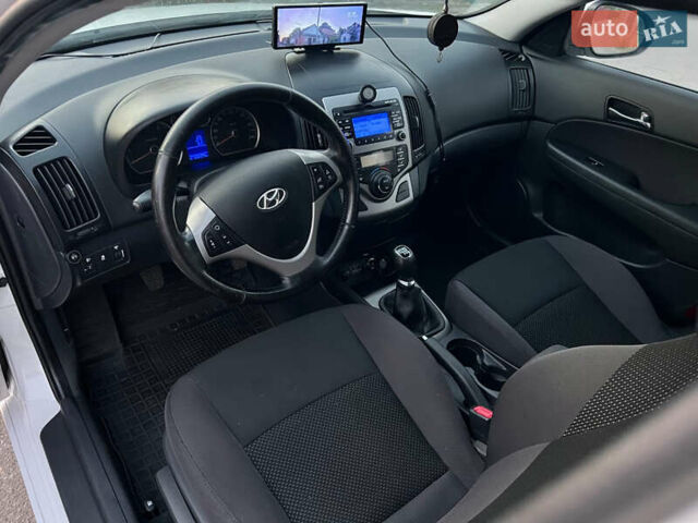 Білий Хендай i30, об'ємом двигуна 1.6 л та пробігом 270 тис. км за 6800 $, фото 22 на Automoto.ua