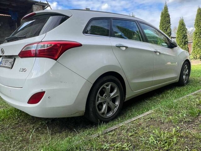Белый Хендай i30, объемом двигателя 1.6 л и пробегом 200 тыс. км за 7200 $, фото 2 на Automoto.ua