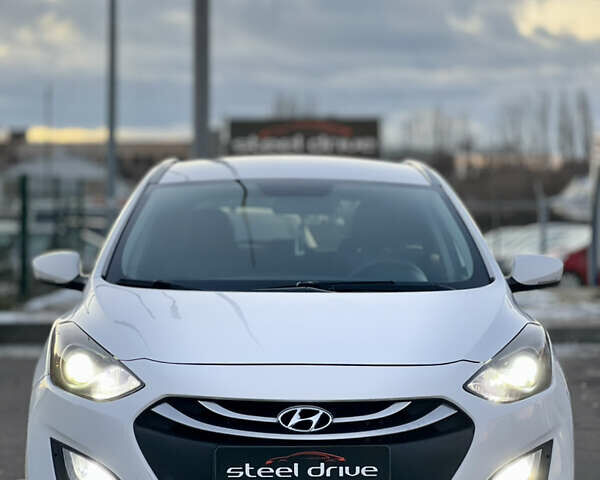 Белый Хендай i30, объемом двигателя 1.58 л и пробегом 227 тыс. км за 7699 $, фото 1 на Automoto.ua