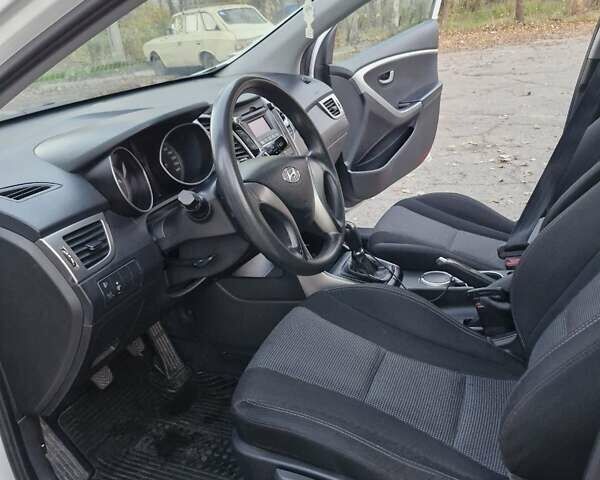 Белый Хендай i30, объемом двигателя 1.4 л и пробегом 180 тыс. км за 8999 $, фото 10 на Automoto.ua