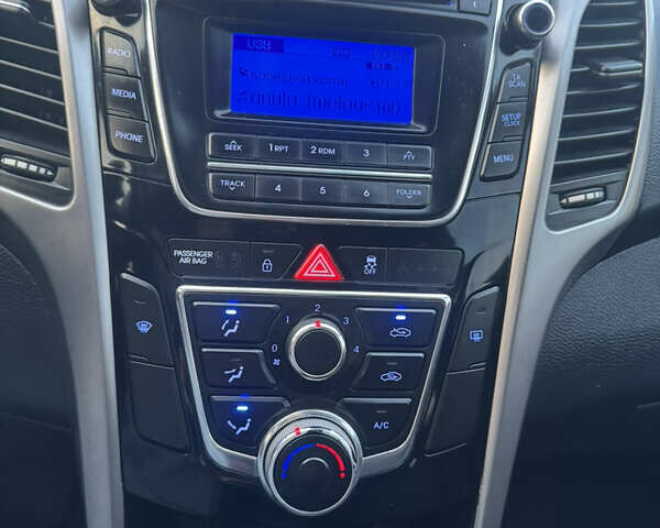 Белый Хендай i30, объемом двигателя 1.4 л и пробегом 340 тыс. км за 6900 $, фото 12 на Automoto.ua