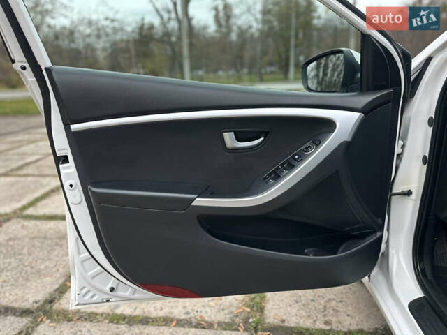 Белый Хендай i30, объемом двигателя 1.6 л и пробегом 190 тыс. км за 7750 $, фото 29 на Automoto.ua