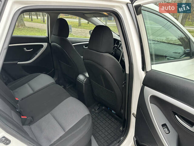 Белый Хендай i30, объемом двигателя 1.6 л и пробегом 190 тыс. км за 7750 $, фото 34 на Automoto.ua