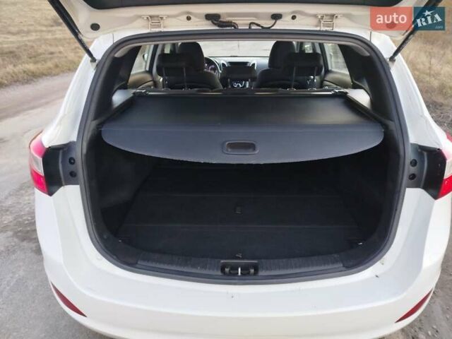 Белый Хендай i30, объемом двигателя 1.6 л и пробегом 227 тыс. км за 7300 $, фото 51 на Automoto.ua