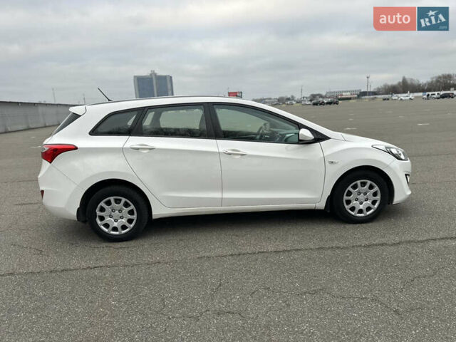 Белый Хендай i30, объемом двигателя 1.59 л и пробегом 140 тыс. км за 8700 $, фото 6 на Automoto.ua