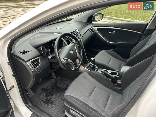 Белый Хендай i30, объемом двигателя 1.6 л и пробегом 190 тыс. км за 7750 $, фото 30 на Automoto.ua