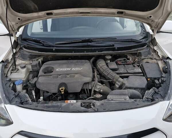 Белый Хендай i30, объемом двигателя 1.4 л и пробегом 180 тыс. км за 8999 $, фото 4 на Automoto.ua