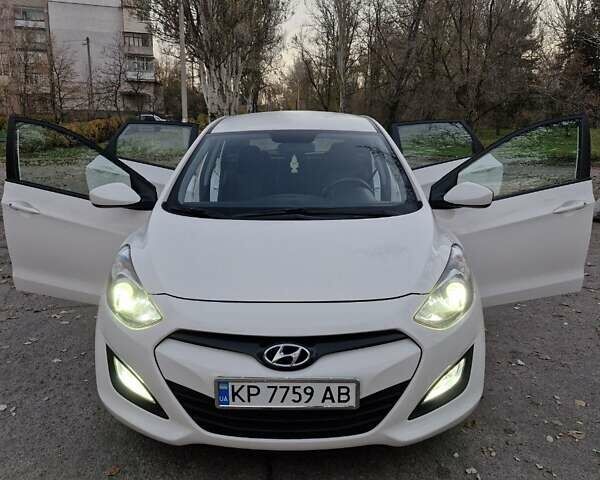 Белый Хендай i30, объемом двигателя 1.4 л и пробегом 180 тыс. км за 8999 $, фото 2 на Automoto.ua
