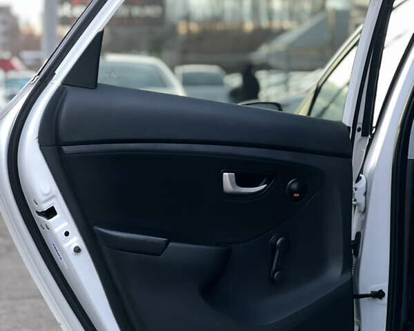 Белый Хендай i30, объемом двигателя 1.58 л и пробегом 227 тыс. км за 7699 $, фото 20 на Automoto.ua