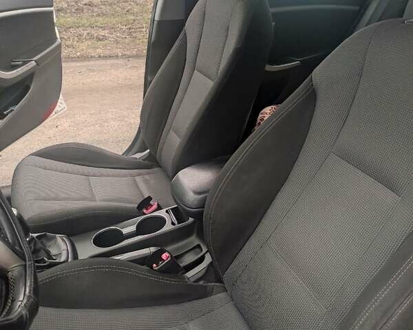 Білий Хендай i30, об'ємом двигуна 1.58 л та пробігом 284 тис. км за 8750 $, фото 16 на Automoto.ua