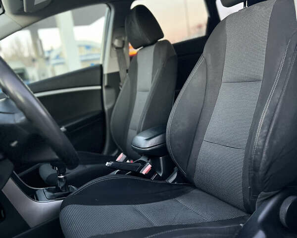 Белый Хендай i30, объемом двигателя 1.58 л и пробегом 227 тыс. км за 7699 $, фото 9 на Automoto.ua