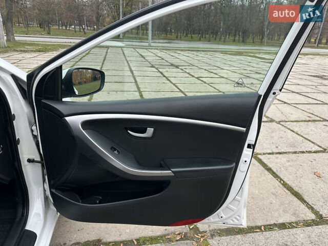 Белый Хендай i30, объемом двигателя 1.6 л и пробегом 190 тыс. км за 7750 $, фото 33 на Automoto.ua