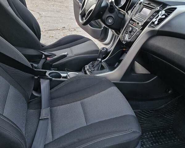 Белый Хендай i30, объемом двигателя 1.4 л и пробегом 180 тыс. км за 8999 $, фото 6 на Automoto.ua