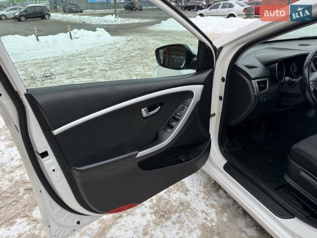 Білий Хендай i30, об'ємом двигуна 1.6 л та пробігом 229 тис. км за 7700 $, фото 22 на Automoto.ua