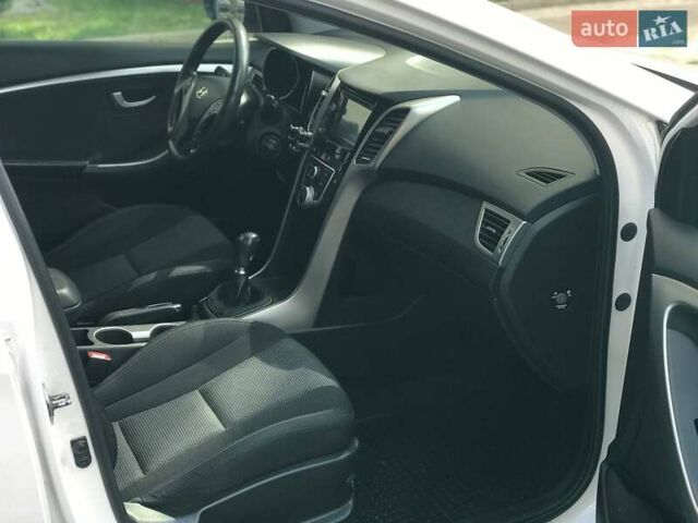 Белый Хендай i30, объемом двигателя 1.58 л и пробегом 223 тыс. км за 6800 $, фото 1 на Automoto.ua