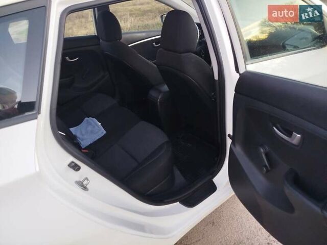 Белый Хендай i30, объемом двигателя 1.6 л и пробегом 227 тыс. км за 7300 $, фото 48 на Automoto.ua