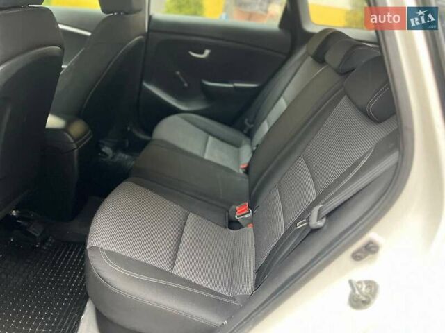 Белый Хендай i30, объемом двигателя 1.58 л и пробегом 223 тыс. км за 6800 $, фото 10 на Automoto.ua