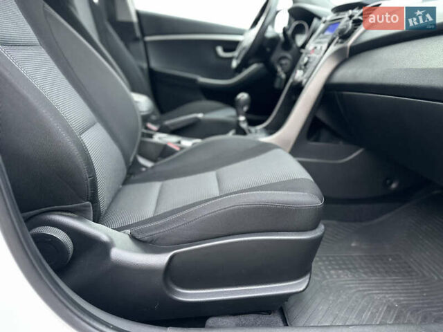 Белый Хендай i30, объемом двигателя 1.59 л и пробегом 140 тыс. км за 8700 $, фото 9 на Automoto.ua