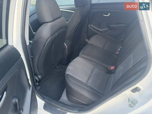 Белый Хендай i30, объемом двигателя 1.4 л и пробегом 340 тыс. км за 6900 $, фото 10 на Automoto.ua