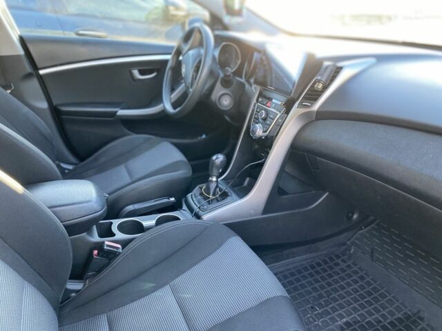 Білий Хендай i30, об'ємом двигуна 1.6 л та пробігом 227 тис. км за 7700 $, фото 7 на Automoto.ua