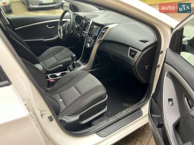 Белый Хендай i30, объемом двигателя 1.58 л и пробегом 223 тыс. км за 6800 $, фото 9 на Automoto.ua