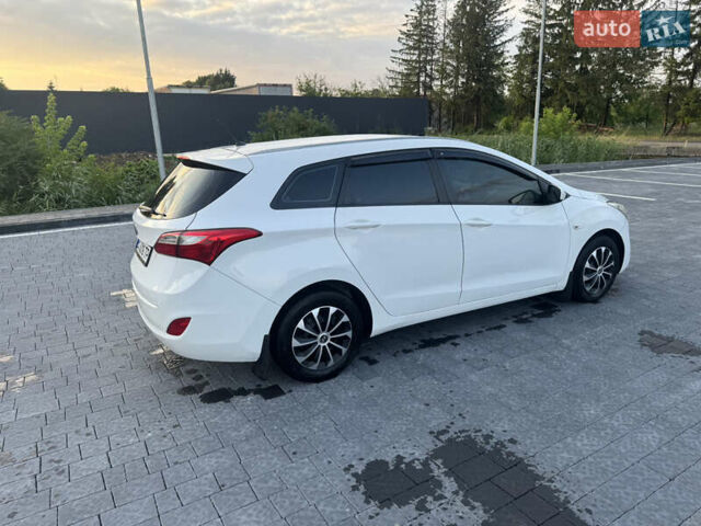 Белый Хендай i30, объемом двигателя 1.4 л и пробегом 340 тыс. км за 6900 $, фото 4 на Automoto.ua