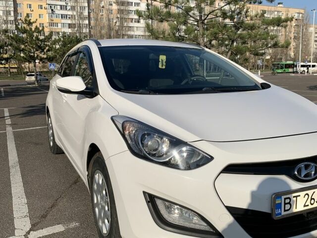 Белый Хендай i30, объемом двигателя 1.6 л и пробегом 245 тыс. км за 10299 $, фото 1 на Automoto.ua