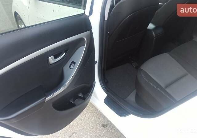 Белый Хендай i30, объемом двигателя 1.58 л и пробегом 252 тыс. км за 9500 $, фото 17 на Automoto.ua
