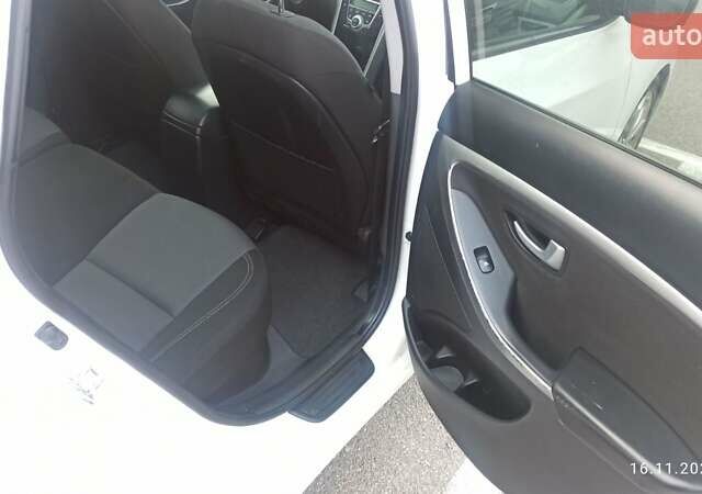 Белый Хендай i30, объемом двигателя 1.58 л и пробегом 252 тыс. км за 9500 $, фото 16 на Automoto.ua