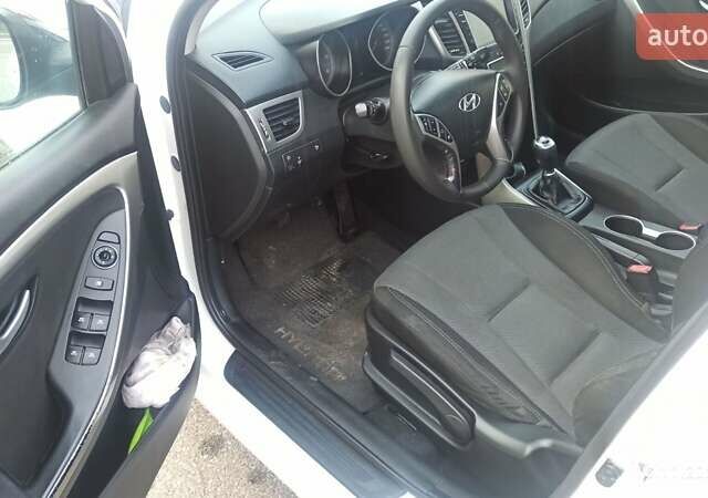 Белый Хендай i30, объемом двигателя 1.58 л и пробегом 252 тыс. км за 9500 $, фото 14 на Automoto.ua