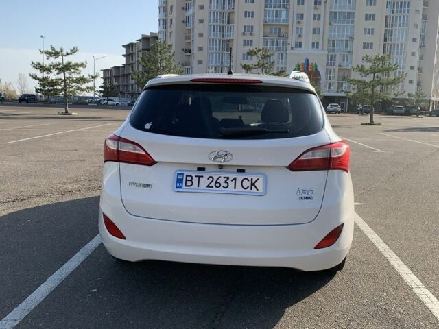 Белый Хендай i30, объемом двигателя 1.6 л и пробегом 245 тыс. км за 10299 $, фото 4 на Automoto.ua