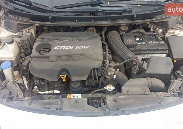 Белый Хендай i30, объемом двигателя 1.58 л и пробегом 252 тыс. км за 9500 $, фото 9 на Automoto.ua