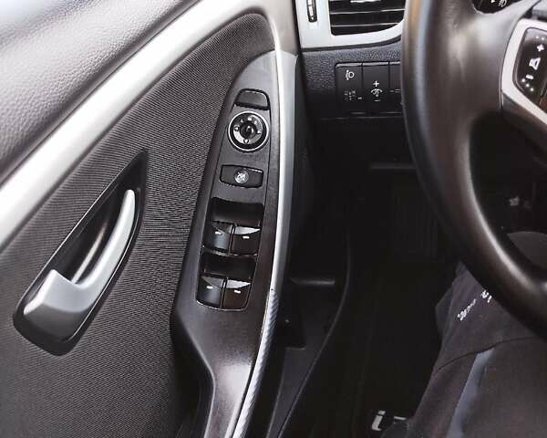 Белый Хендай i30, объемом двигателя 1.6 л и пробегом 234 тыс. км за 7999 $, фото 1 на Automoto.ua