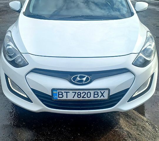 Білий Хендай i30, об'ємом двигуна 1.4 л та пробігом 233 тис. км за 8000 $, фото 2 на Automoto.ua