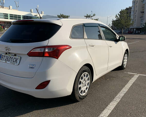 Белый Хендай i30, объемом двигателя 1.58 л и пробегом 245 тыс. км за 8900 $, фото 3 на Automoto.ua
