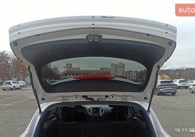 Белый Хендай i30, объемом двигателя 1.58 л и пробегом 252 тыс. км за 9500 $, фото 4 на Automoto.ua