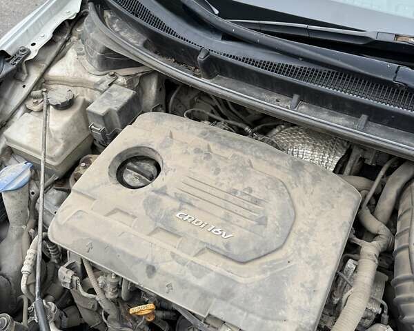 Белый Хендай i30, объемом двигателя 1.58 л и пробегом 220 тыс. км за 10000 $, фото 32 на Automoto.ua